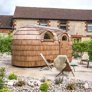  Apartment Large Country Cottage, Sleeps 8 - Facilities, Garden Bar, Catering Services, Free Parking, Nature Reserve, Hen Parties